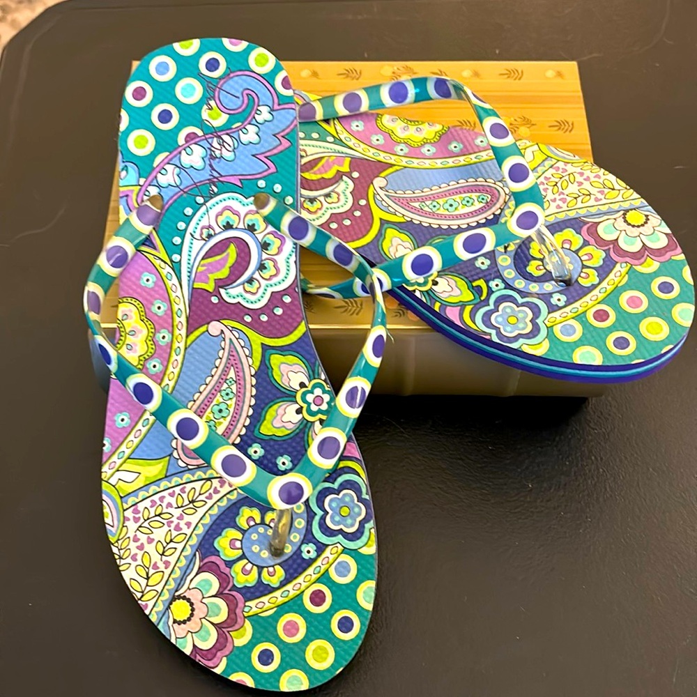 Cute pair of Vera Bradley flip flops. NWOT. Purple. Size 9